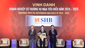 Phó Chủ tịch HĐQT kiêm Phó Tổng Giám đốc SHB Đỗ Quang Vinh đại diện Ngân hàng nhận giải thưởng