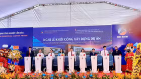 Các đại biểu nhấn nút khởi công dự án