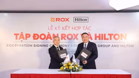 Ông Nguyễn Bá Luân, Tổng Giám đốc SOJO by ROX và ông Clarence Tan, Phó Chủ tịch cấp cao, phát triển Châu Á Thái Bình Dương tại Hilton thực hiện nghi thức ký kết hợp tác chiến lược. 