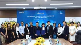 Bà Đỗ Thị Thanh Huyền, Giám đốc Ban Chính sách sản phẩm bán buôn BIDV và ông Đỗ Tuấn Anh Phó Tổng Giám đốc KiotViet ký kết thỏa thuận hợp tác 