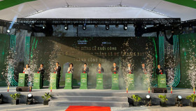 Các đại biểu thực hiện nghi thức khởi công dự án