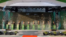 Các đại biểu thực hiện nghi thức khởi công dự án