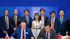 Tỷ phú Nguyễn Thị Phương Thảo chứng kiến Vietjet ký đơn hàng mua 40 động cơ Trent 7000 với Rolls-Royce