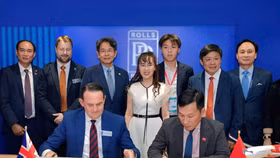 Tỷ phú Nguyễn Thị Phương Thảo chứng kiến Vietjet ký đơn hàng mua 40 động cơ Trent 7000 với Rolls-Royce