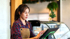 Tiểu thương tập làm quen với máy bán hàng, xuất hóa đơn điện tử