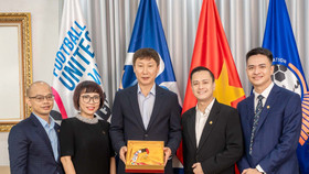 Đại diện PNJ và nhãn hàng ARTA by PNJ cùng HLV Kim Sang Sik chụp ảnh với tặng phẩm độc bản ý nghĩa