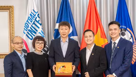 Đại diện PNJ và nhãn hàng ARTA by PNJ cùng HLV Kim Sang Sik chụp ảnh với tặng phẩm độc bản ý nghĩa