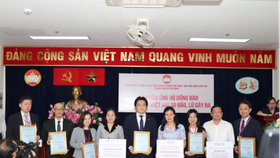 Đại diện Ủy ban Mặt trận Tổ quốc Việt Nam TP.HCM tiếp nhận khoản đóng góp hơn 4,6 tỷ đồng từ Quỹ AEON 1%, các Công ty thành viên trong Tập đoàn AEON tại Việt Nam cùng đội ngũ nhân viên