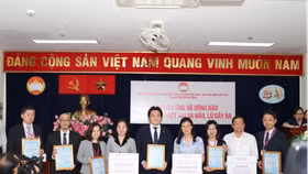 Đại diện Ủy ban Mặt trận Tổ quốc Việt Nam TP.HCM tiếp nhận khoản đóng góp hơn 4,6 tỷ đồng từ Quỹ AEON 1%, các Công ty thành viên trong Tập đoàn AEON tại Việt Nam cùng đội ngũ nhân viên