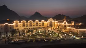 Khách sạn cao cấp The Legend Valley Hotel nằm trong khu phức hợp thể thao và du lịch Legend Valley Country Club lung linh huyền ảo, hòa quyện với phong cảnh tuyệt đẹp của vùng đất Hà Nam