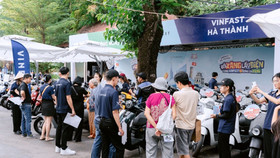 Sự kiện "Đổi xăng lấy điện - Cùng VinFast kiến tạo tương lai xanh" vẫn duy trì sức hút tại TP.HCM