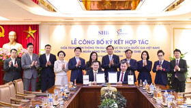 Đại diện SHB và Trung tâm Thông tin du lịch ký kết tỏa thuận hợp tác