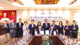 Đại diện SHB và Trung tâm Thông tin du lịch ký kết tỏa thuận hợp tác