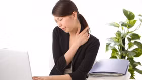 Thoái hóa cột sống cổ ở người trẻ – Dấu hiệu nhận biết và cách điều trị hiệu quả