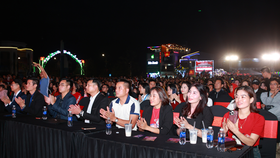 Niềm vui, sự háo hức hiện rõ trên gương mặt người tham dự. Nhiều người dân chia sẻ sự bất ngờ và phấn khởi khi lần đầu tiên được trải nghiệm một không gian lễ hội xuân sôi động, hiện đại ngay tại quê hương, thay vì phải di chuyển lên các đô thị lớn