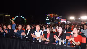 Niềm vui, sự háo hức hiện rõ trên gương mặt người tham dự. Nhiều người dân chia sẻ sự bất ngờ và phấn khởi khi lần đầu tiên được trải nghiệm một không gian lễ hội xuân sôi động, hiện đại ngay tại quê hương, thay vì phải di chuyển lên các đô thị lớn