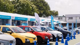 Tài xế TP.HCM đổ về "Ngày hội xanh", cọc xe điện VinFast liên tục "nổ"