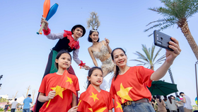 Những màn diễu hành mascot, trình diễn cà kheo tại Ice-Cream Fest gợi nhớ không khí carnival mùa hè tại những thành phố biển nổi tiếng thế giới
