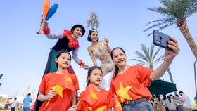 Những màn diễu hành mascot, trình diễn cà kheo tại Ice-Cream Fest gợi nhớ không khí carnival mùa hè tại những thành phố biển nổi tiếng thế giới