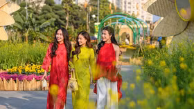 Ngày đầu năm, người Việt chọn áo dài vui Tết tại Home Hanoi Xuan