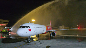 Tàu bay Vietjet được chào đón với nghi thức vòi rồng tại Sân bay quốc tế Ninoy Aquino