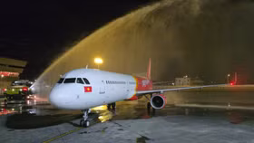 Tàu bay Vietjet được chào đón với nghi thức vòi rồng tại Sân bay quốc tế Ninoy Aquino