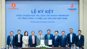 Đại diện Vingroup và PV Power tại lễ ký kết