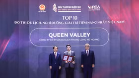 Ông Đinh Sơn Tùng, đại diện Công ty Cổ phần Du lịch Thung lũng Nữ Hoàng, chủ đầu tư Queen Valley Estate nhận Danh hiệu