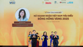 Phó Thủ tướng Chính phủ Mai Văn Chính và Chủ tịch VCCI Phạm Tấn Công trao danh hiệu Bông hồng vàng cho nữ doanh nhân Ngô Thu Hà, Tổng Giám đốc SHB