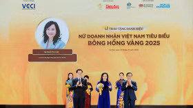 Phó Thủ tướng Chính phủ Mai Văn Chính và Chủ tịch VCCI Phạm Tấn Công trao danh hiệu Bông hồng vàng cho nữ doanh nhân Ngô Thu Hà, Tổng Giám đốc SHB