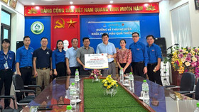 PGS.TS Đinh Văn Châu đến thăm hỏi và trao tặng 100 triệu đồng thông qua Ủy ban Mặt trận Tổ quốc Việt Nam tỉnh Thái Nguyên