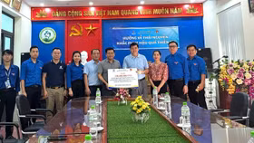 PGS.TS Đinh Văn Châu đến thăm hỏi và trao tặng 100 triệu đồng thông qua Ủy ban Mặt trận Tổ quốc Việt Nam tỉnh Thái Nguyên