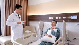 ThS.BS Vũ Xuân Phước hướng dẫn bệnh nhân tập luyện hậu phẫu