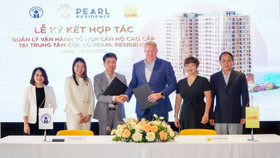 Đại diện chủ đầu tư tổ hợp căn hộ cao cấp Pearl Residence và Savills Việt Nam tại lễ ký kết 