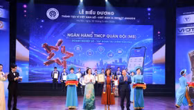 Bà Hà Thị Thuỳ Liên đại diện Ngân hàng Thương mại Cổ phần Quân Đội (MB) được đồng chí Nguyễn Thị Thanh, Ủy viên Ban Chấp hành Trung ương Đảng, Phó Chủ tịch Quốc hội trực tiếp trao giải thưởng