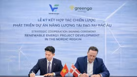 Ông Nguyễn Anh Khoa, Tổng Giám đốc VinEnergo (trái) và ông Karsten Nielsen, nhà sáng lập kiêm Tổng Giám đốc Tập đoàn GreenGo Energy (phải) tại buổi lễ ký kết hợp tác giữa hai bên