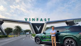 Anh Thịnh Văn Hạnh (Hà Nội) bên chiếc VF 9 đầu tiên.