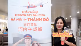 Những hành khách đầu tiên trên chuyến bay khai trương kết nối Hà Nội - Thành Đô