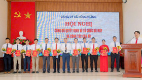 Ông Đỗ Mạnh Hiếu Bí thư Đảng ủy, Chủ tịch Hội đồng nhân dân xã Hùng Thắng trao quyết định bổ nhiệm lãnh đạo các cơ quan chuyên môn, tổ chức hành chính xã