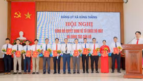 Ông Đỗ Mạnh Hiếu Bí thư Đảng ủy, Chủ tịch Hội đồng nhân dân xã Hùng Thắng trao quyết định bổ nhiệm lãnh đạo các cơ quan chuyên môn, tổ chức hành chính xã