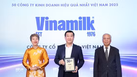 Ông Đỗ Thanh Tuấn, Giám đốc Đối ngoại Vinamilk nhận vinh danh top 50 Công ty kinh doanh hiệu quả nhất Việt Nam 2025