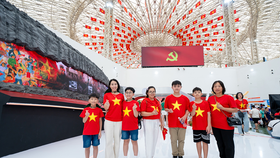 Du khách “nhuộm đỏ” Trung tâm Triển lãm Việt Nam với dresscode yêu nước 