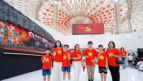 Du khách “nhuộm đỏ” Trung tâm Triển lãm Việt Nam với dresscode yêu nước 