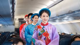 Tiếp viên Vietravel Airlines trong thiết kế thuộc bộ sưu tập “Hoa Khổng Tước” trình diễn ngay trên khoang máy bay
