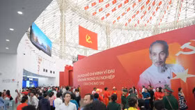 Kỷ lục hơn 230.000 người đổ bộ “kỳ quan” Trung tâm Triển lãm Việt Nam trong ngày khai mạc 