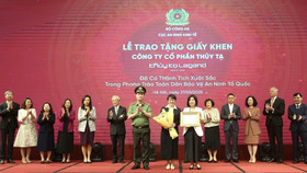 Đại diện Công ty Thủy Tạ nhận giấy khen của Cục trưởng Cục An ninh kinh tế