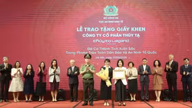 Đại diện Công ty Thủy Tạ nhận giấy khen của Cục trưởng Cục An ninh kinh tế