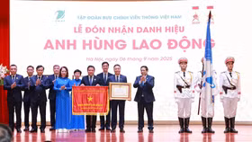 Thay mặt Lãnh đạo Đảng, Nhà nước, Thủ tướng Phạm Minh Chính đã trao Danh hiệu Anh hùng Lao động tặng Tập đoàn VNPT