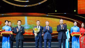 Chủ tịch Tập đoàn VNPT Tô Dũng Thái đón nhận biểu trưng vinh danh "Doanh nghiệp công nghệ số Việt Nam đã tiên phong nhận nhiệm vụ tiến vào kỷ nguyên mới" do Tổng Bí thư Tô Lâm trao