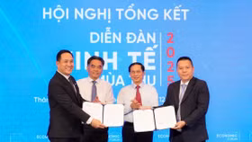 Ông Hà Huy Cường, Phó Tổng giám đốc Nam A Bank (bìa trái) và đại diện HCMC C4IR ký kết Biên bản ghi nhớ dưới sự chứng kiến của Phó Thủ tướng Bùi Thanh Sơn và ông Nguyễn Lộc Hà, Phó Chủ tịch Thường trực UBND TP.HCM